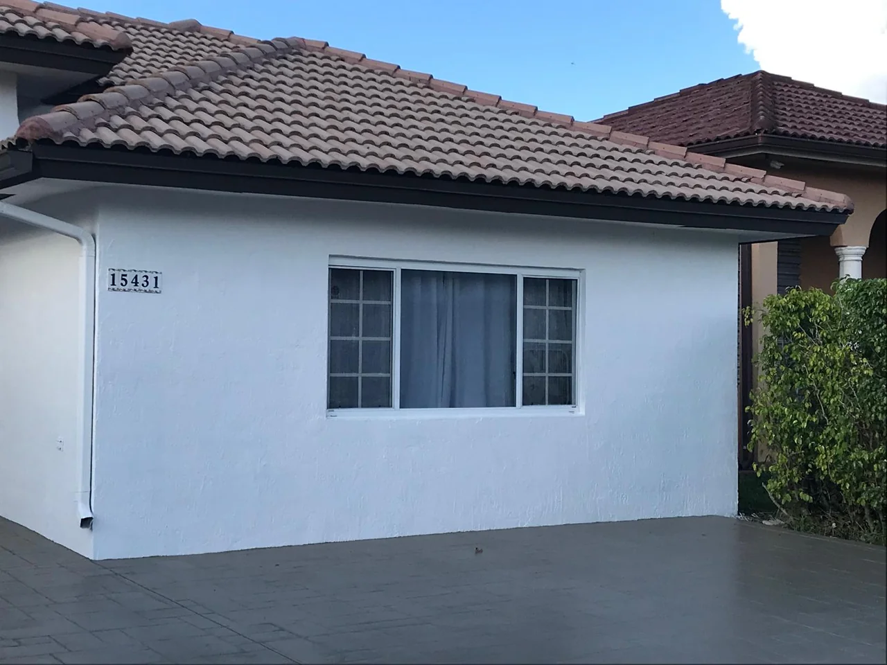 Window surround and exterior wall